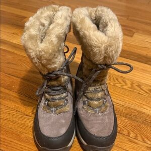 Hi-Tec Women's Tan and Gray Winter Boots